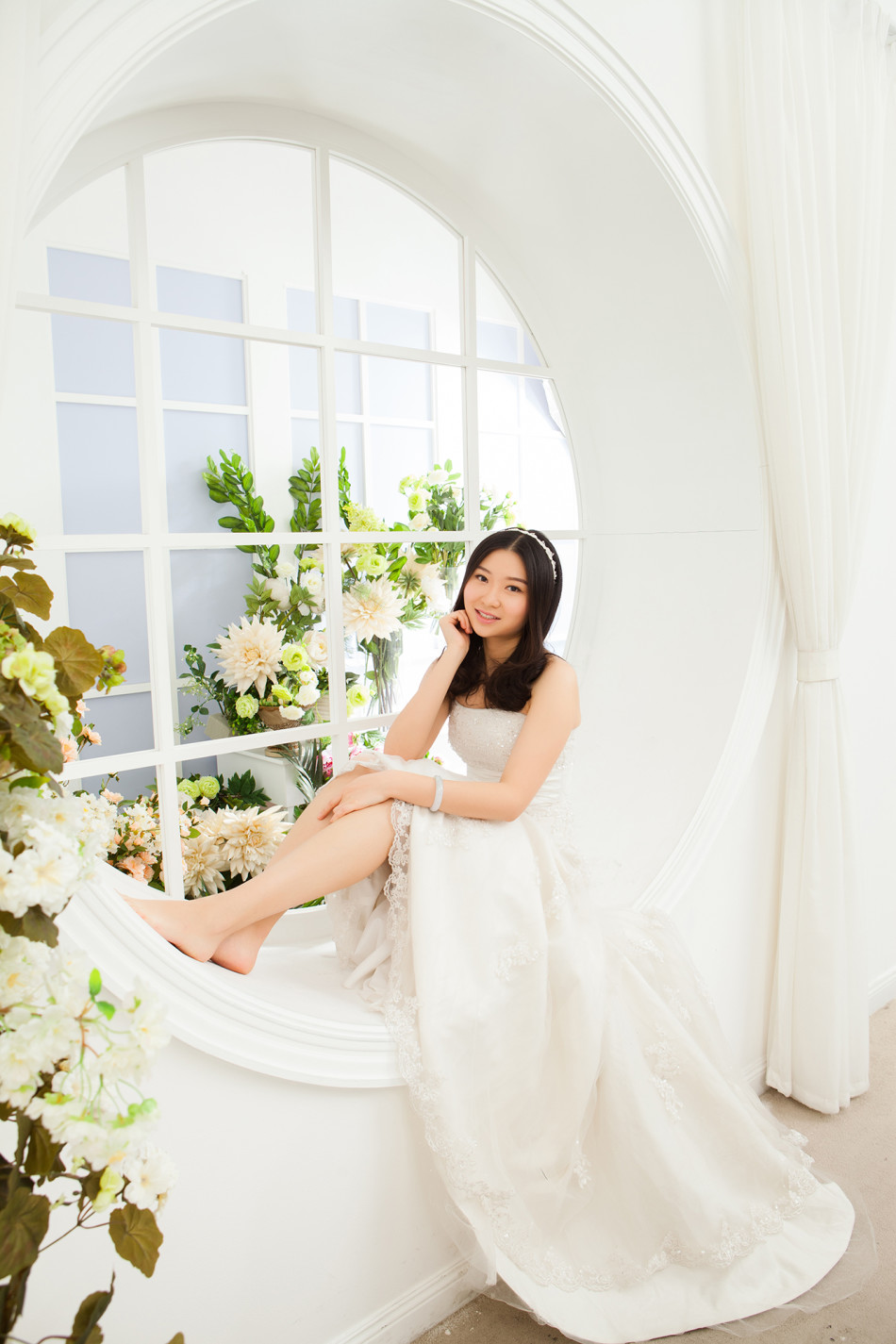 杨紫烨荣获奥斯卡后与同事分享喜悦时刻，手捧奖杯的她笑容灿烂，周围是共同奋斗的工作伙伴，洋溢着成就感的温暖氛围。