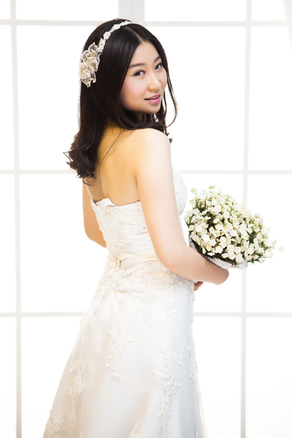 杨紫烨与影片中的被拍摄对象——一位乡村老人并肩而坐，两人脸上都带着平和的笑容，体现了创作者与记录对象之间建立的深厚信任。