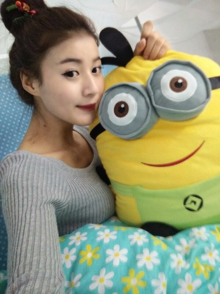 她转身瞬间，水流沿脊背滑落，展现出力与美的完美结合