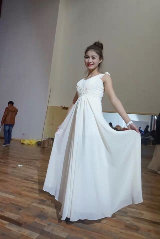 赛后顾贵爽轻靠池边，水滴从发梢滴落，静谧中透着坚毅与思考