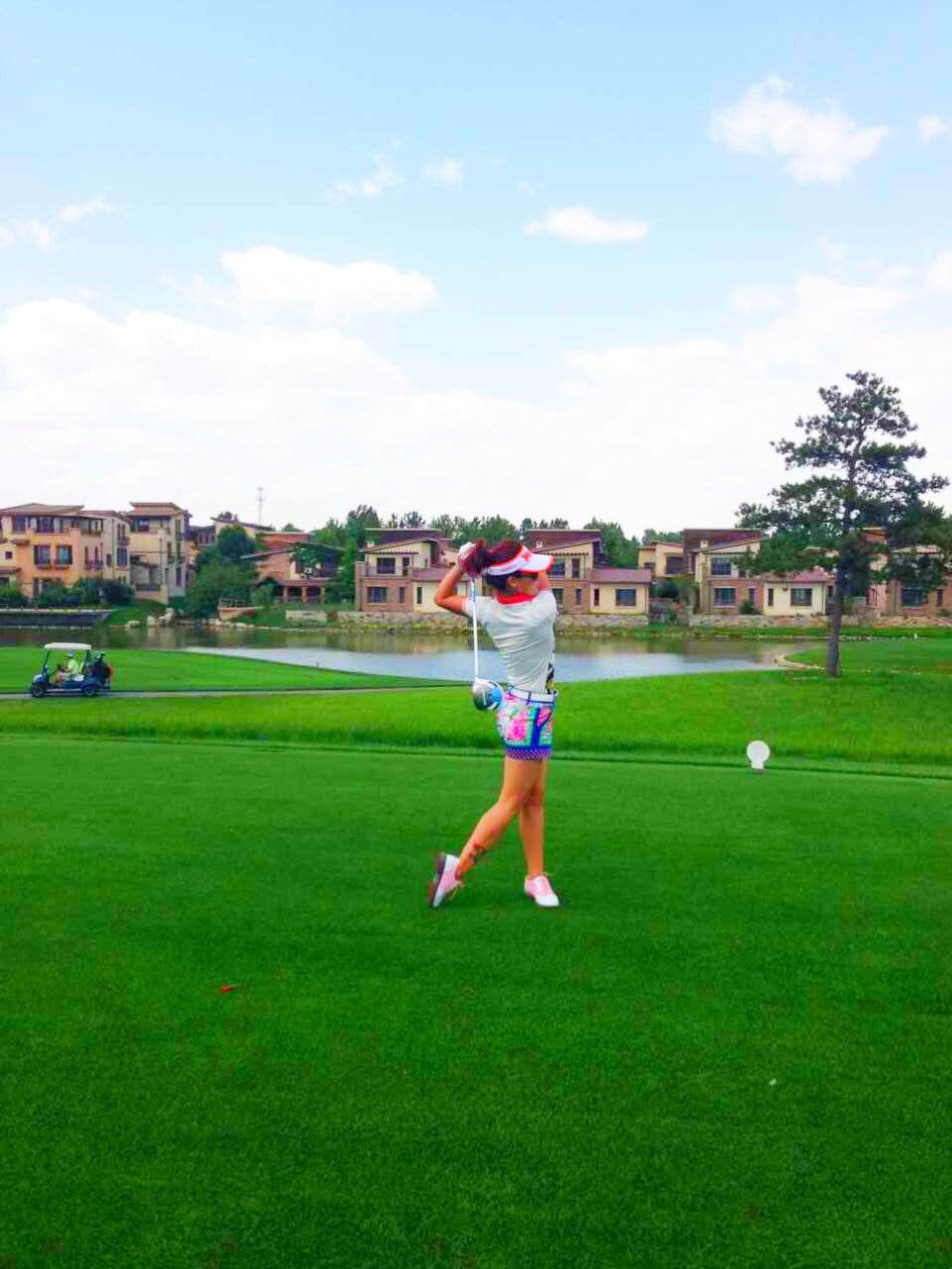 杨欣颖身着简约黑色裙装,于户外自然光影中散发恬静气质