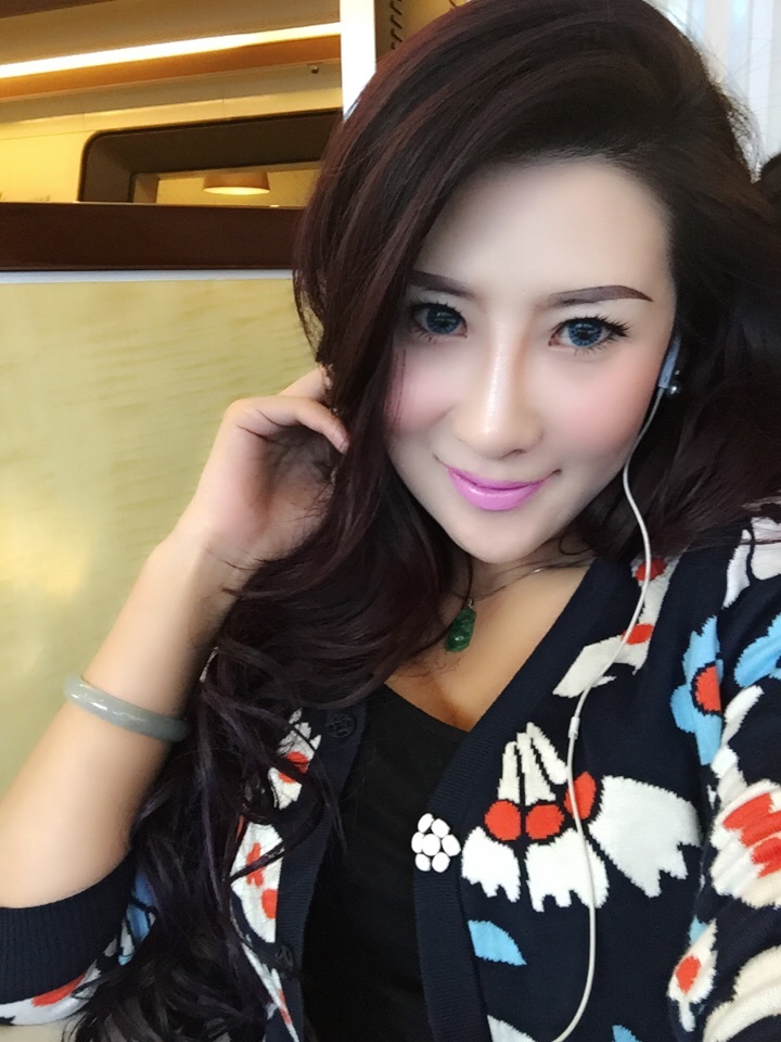 杨欣颖回眸浅笑,裙摆轻扬,瞬间定格灵动与柔美的画面