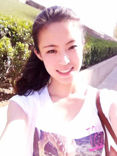 张平平静立于冰场中央，湛蓝赛服如水波流转，她目光低垂似在聆听音乐，于起滑前凝聚全身的力量与专注。