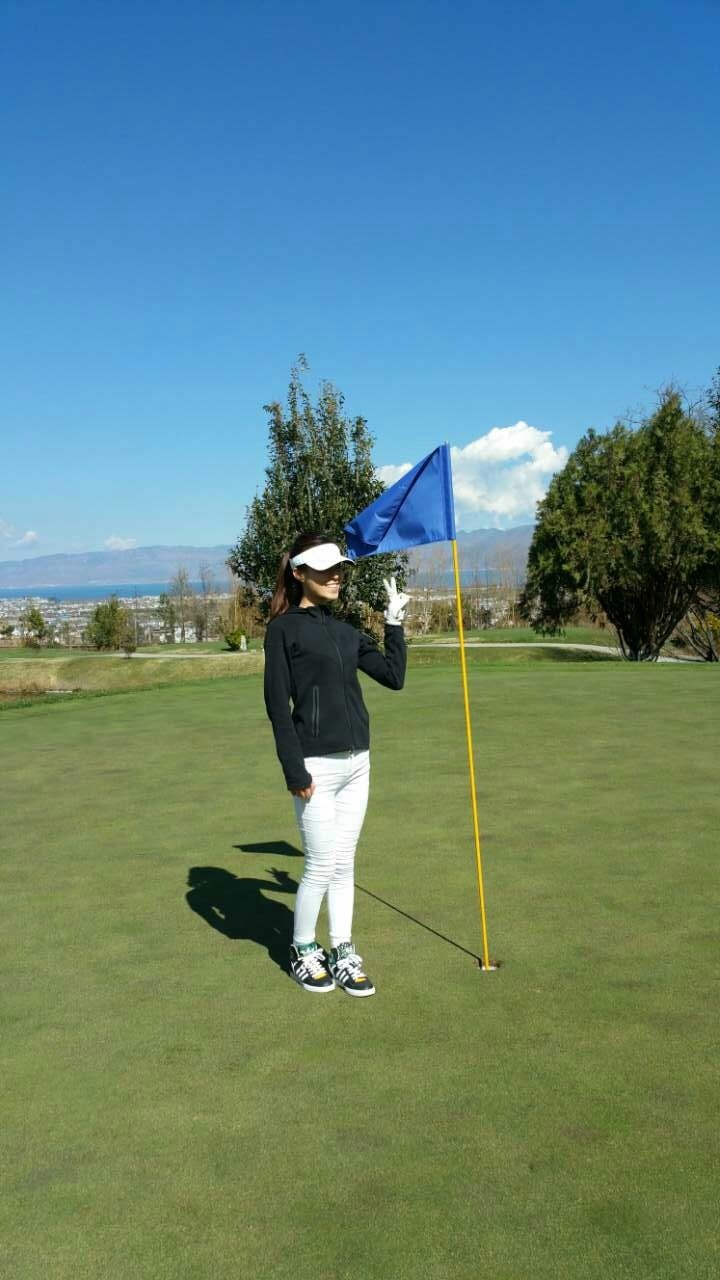 张平平完成了一次完美的阿克塞尔两周跳，腾空瞬间身姿舒展如展翅之鸟，冰场背景化作流动的光影，唯她定格于力量的顶峰。