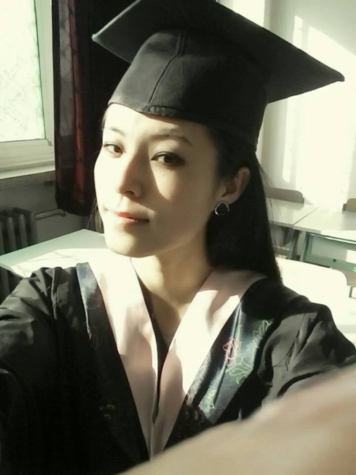 张平平稳稳落地后衔接一段流畅的燕式步，她舒展双臂如冰上芭蕾天鹅，身形划过一道修长而优雅的弧线，尽显柔韧与平衡之美。