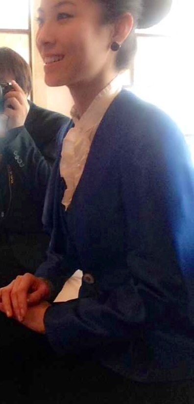 节目终了，张平平以跪坐仰首的造型定格，灯光为她镀上金色轮廓，她闭目喘息，汗珠与冰屑晶莹闪烁，仿佛一幅力竭却辉煌的胜利画卷。