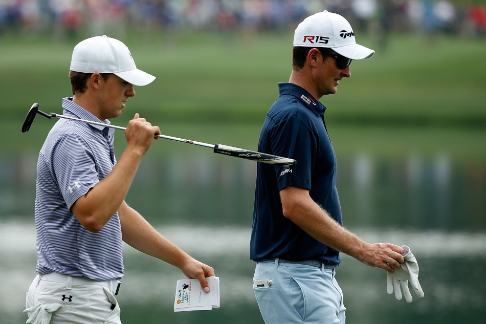 德国名将马丁·凯梅尔在开阔的球道上全神贯注地挥杆击球，身体姿态展现出顶级职业球员的稳定与力量。