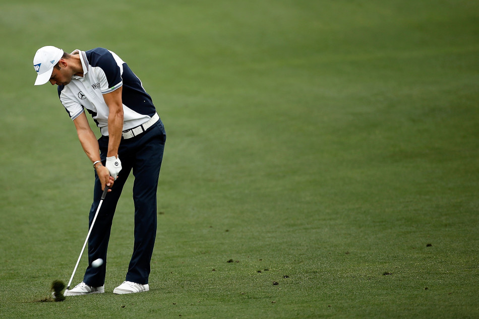 美国球员马特·库查尔在果岭上露出标志性的笑容，他刚刚推进一记关键的小鸟推，喜悦之情溢于言表。