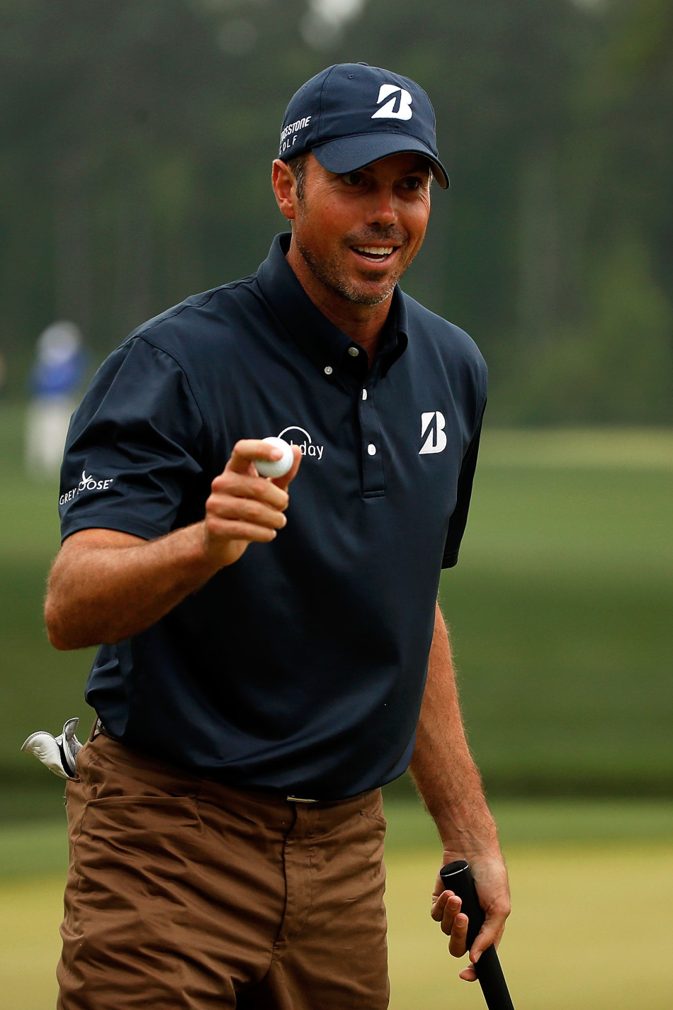 菲尔·米克尔森在果岭环处运用精妙的短杆技术处理一记难度极高的切球，眼神专注地计算着球的落点与滚动路线。