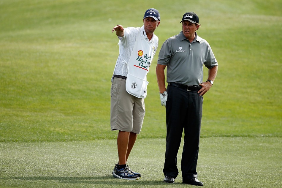 菲尔·米克尔森脱下帽子，面向热情的观众席挥手微笑致意，展现了他极具亲和力的一面。