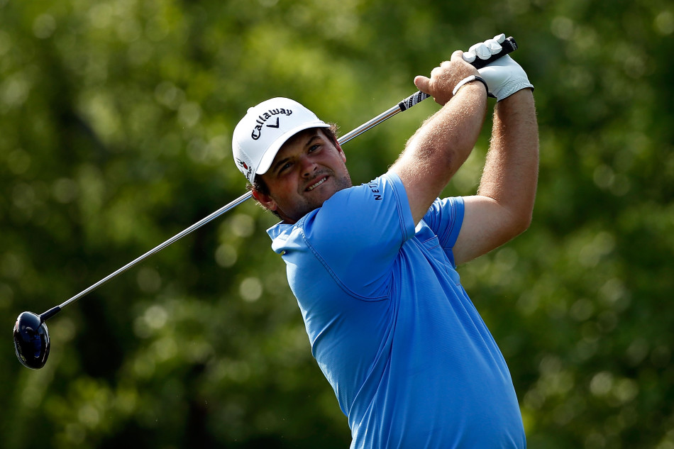 美国球员安德鲁·普特南在攻果岭时完成一次漂亮的挥杆跟随动作，目光紧随小球飞向果岭旗杆的方向。