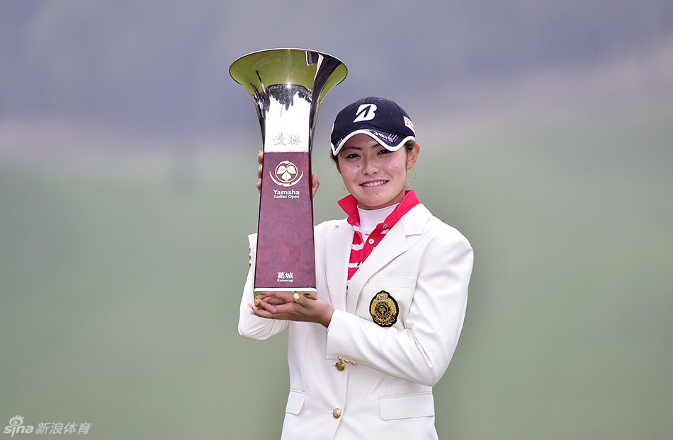 渡边彩香在雅马哈女子公开赛上专注推杆，目光如炬，决胜时刻的冷静令人叹服。