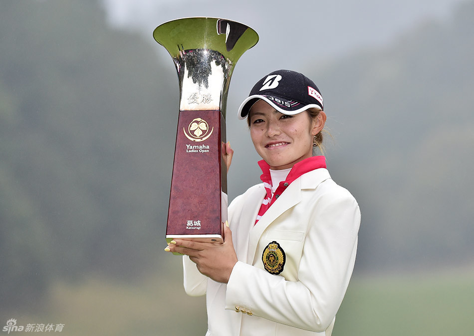 胜南以教科书式的标准动作全力挥杆，身体曲线充满力量与美感，展现新生代球员的技术风范。