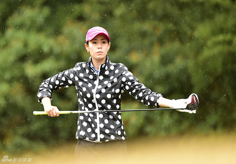 金荷娜在赛场上展现出经典的‘一指神功’推杆预备姿势，全神贯注瞄准球线，姿态优雅而专业。