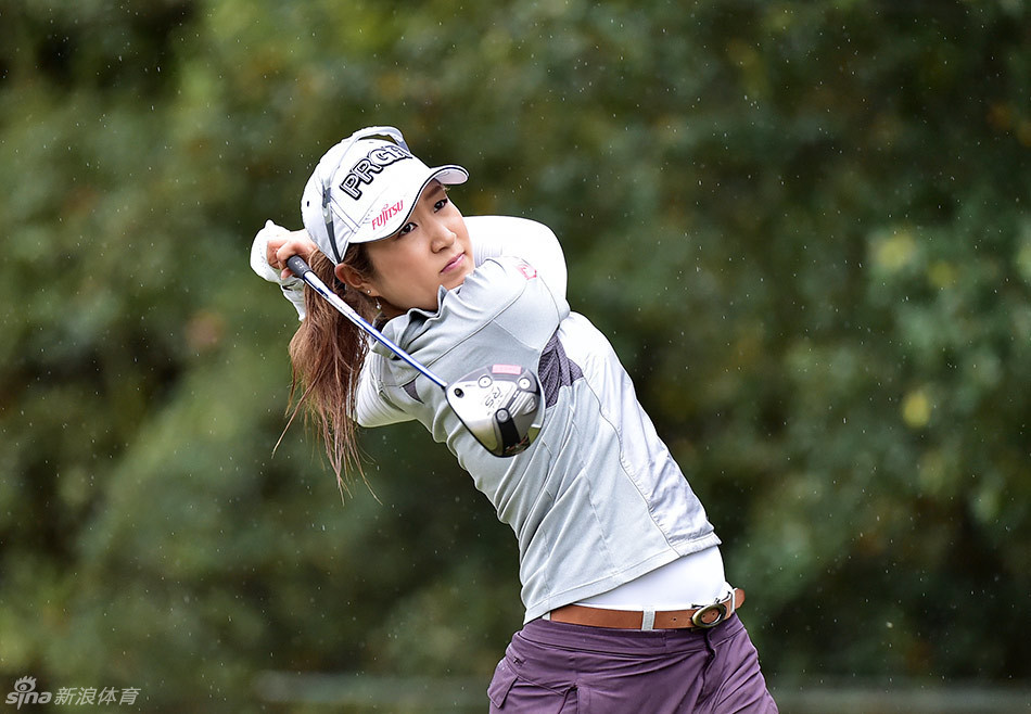 冠军奖杯在阳光下熠熠生辉，等待着它的主人，象征着荣誉与漫长旅程的最高奖赏。