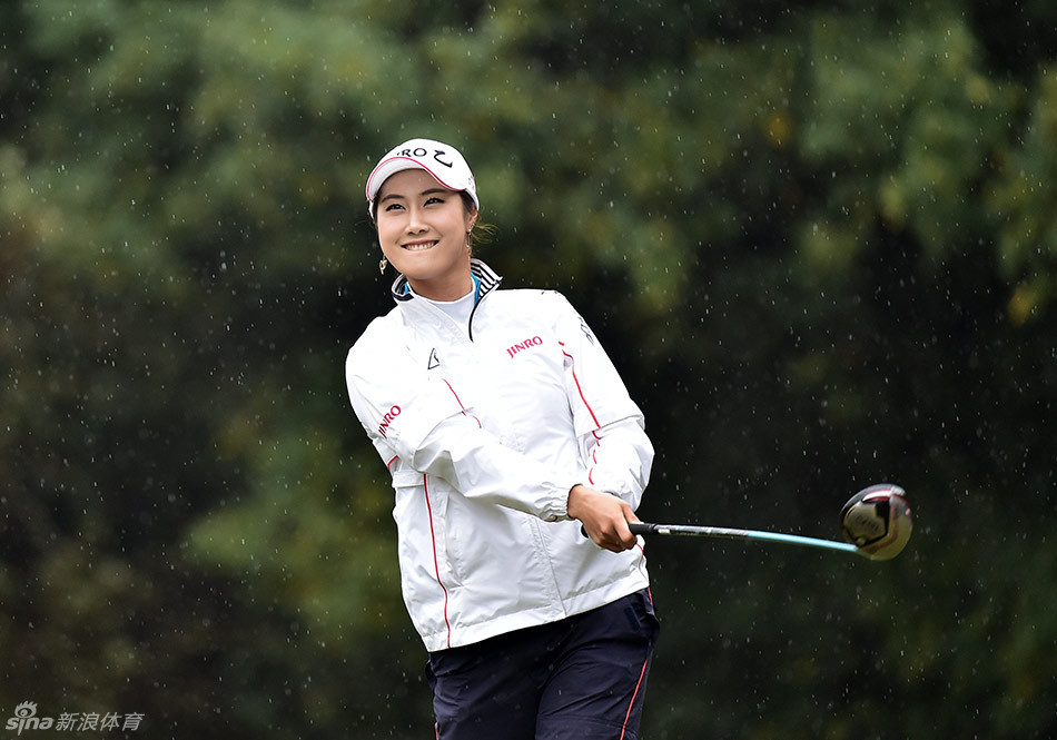 上田桃子凝神准备击球，赛场氛围宁静而紧张，展现女子高尔夫运动的专注魅力。