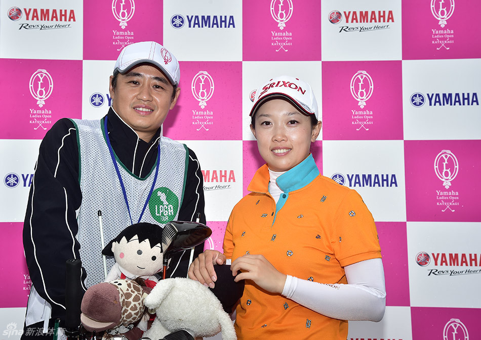 藤本麻子在比赛中沉稳挥杆，动作一气呵成，是力量与控制完美结合的典范。