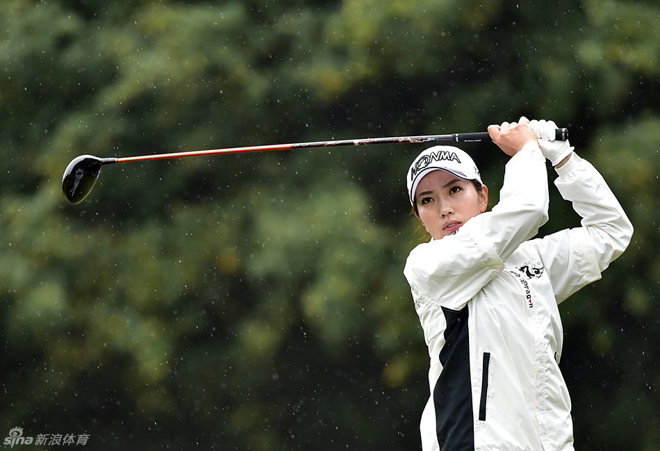 胜南在颁奖仪式上高举最佳业余奖奖盘，笑容灿烂，洋溢着青春与梦想实现的光芒。