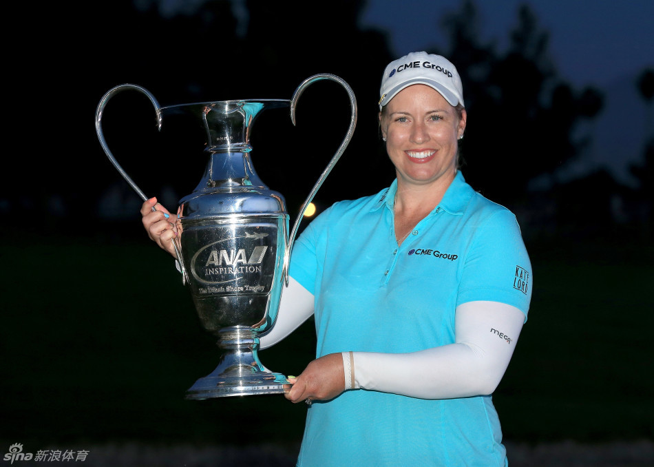 冠军身披洁白浴袍，在果岭旁紧紧拥抱璀璨奖杯，脸上洋溢着梦想成真的灿烂笑容