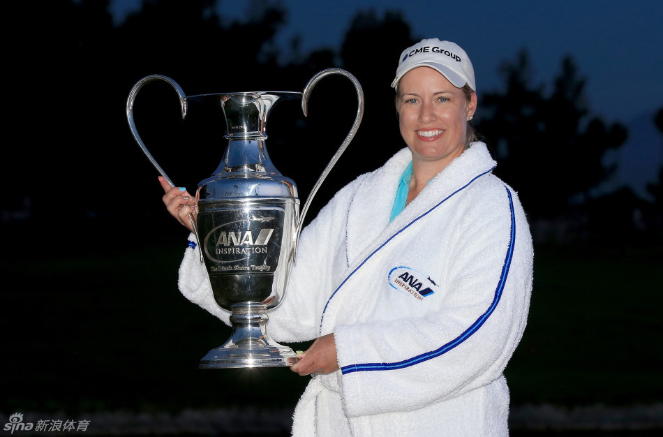 夺冠后激动人心的瞬间，冠军与球童奔跑着跃入池塘，身影在空中划出充满力量的弧线