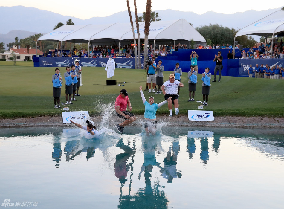 球员与球童并肩走向果岭，阳光洒在绿草如茵的球道上，预示着决战时刻的来临