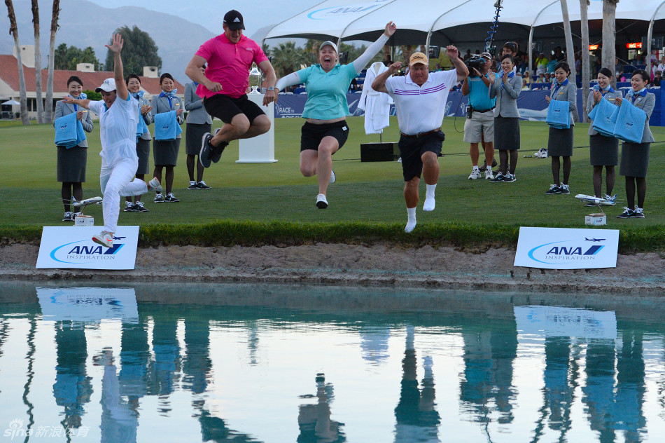 选手在果岭上精准切球，小白球划出完美抛物线飞向球洞，技术与优雅在此刻完美结合