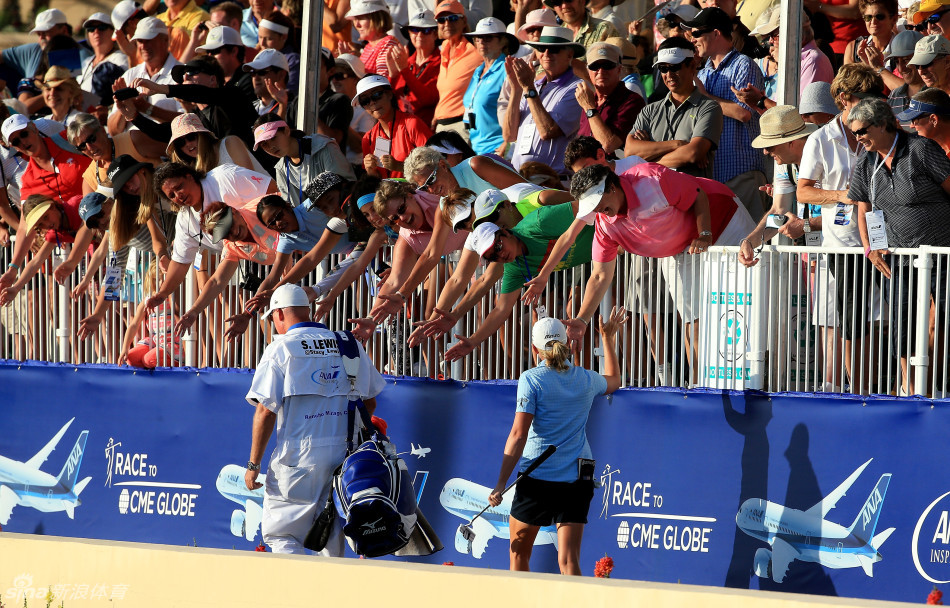 选手在风景如画的球场上专注推杆，远处山峦与绿树构成一幅宁静而充满张力的竞技画卷