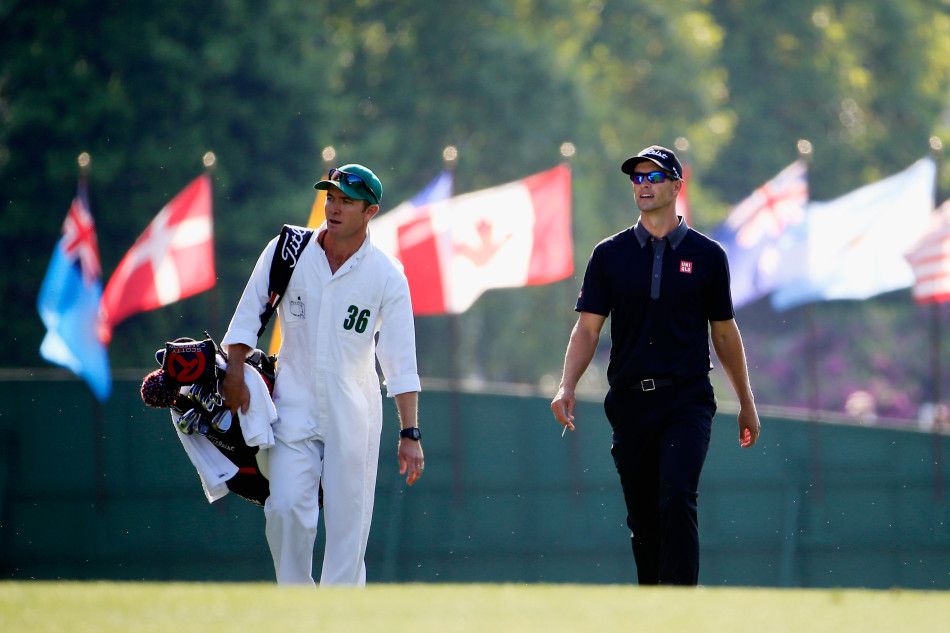 达斯汀·约翰逊征战沙场，蓄势待发，展现其标志性的强大气场与身体天赋。