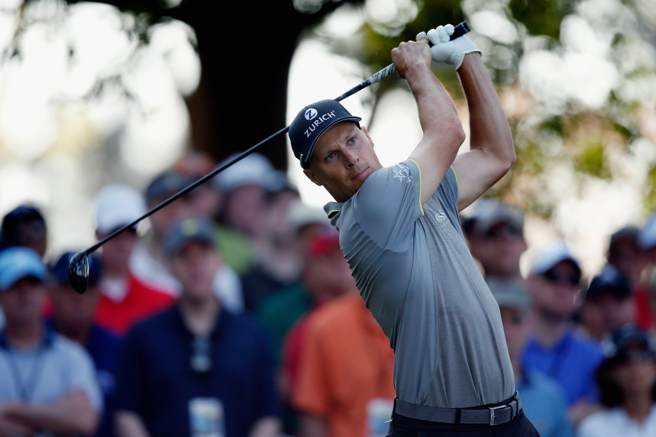 美国选手本·克莱恩正在全力开球，身体扭转充满力度，小球即将破空而出。