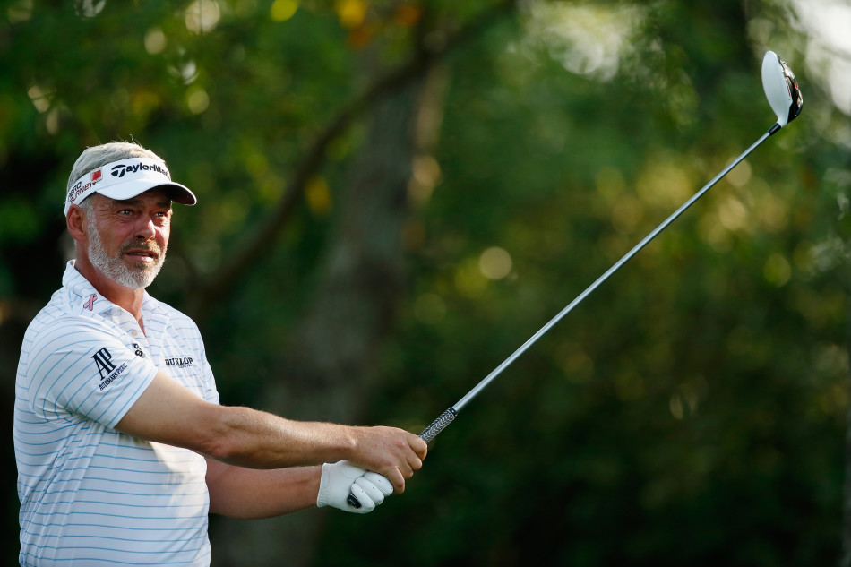 “黑珍珠”维杰·辛克果断挥杆击球，动作流畅而充满力量，风采不减当年。