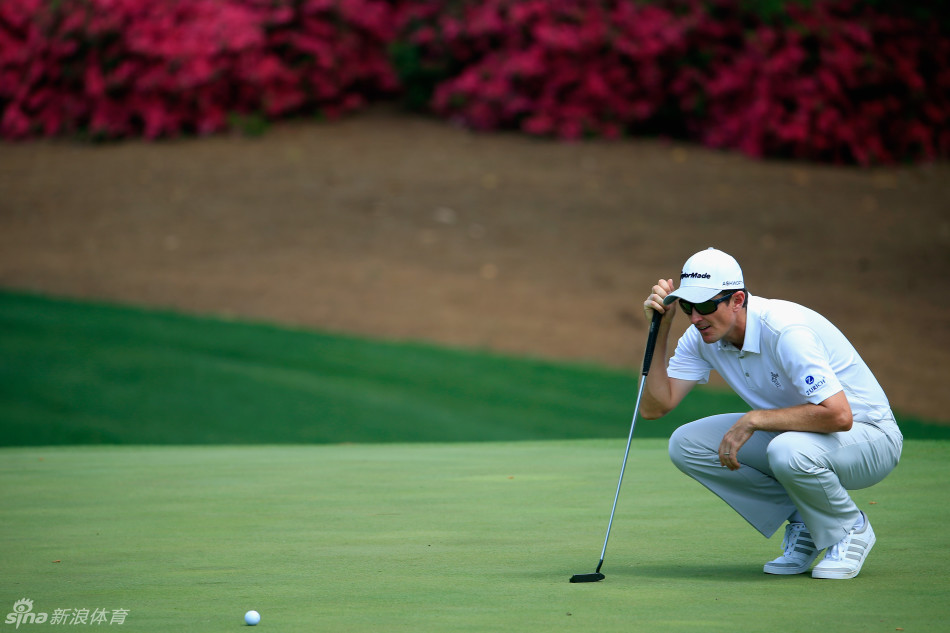 北爱尔兰名将达伦·克拉克正聚精会神地校准瞄球方向，稳健的姿态尽显大赛经验。