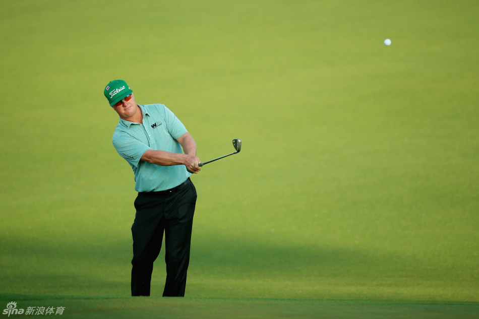 贾斯汀·罗斯在比赛中发挥出色，正专注地进行一次精准的击球，姿态优雅而稳定。