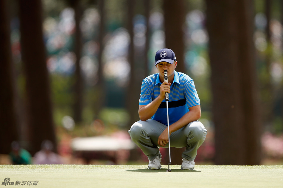 乔丹·斯皮思俯身细致研读果岭的起伏与草纹，每一个细节都关乎推杆的精确走向。