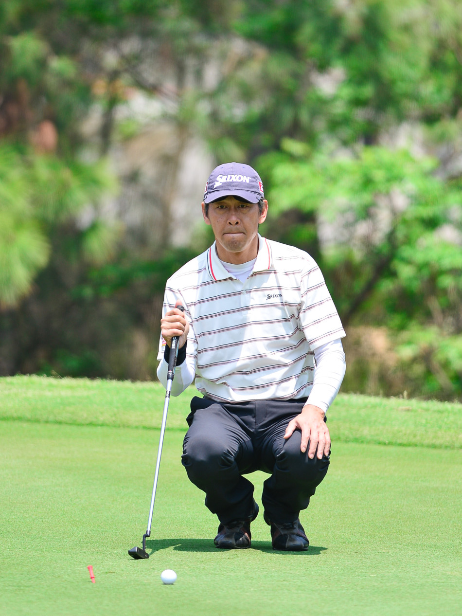 陈忠和教练被众多高尔夫爱好者簇拥在中间,大家手持球杆笑容灿烂,共同留下难忘的纪念