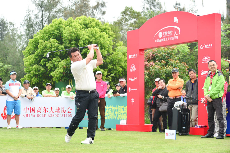 高尔夫球在果岭草坪上滚出一条清晰的轨迹,直指洞杯,胜负即将在下一刻揭晓