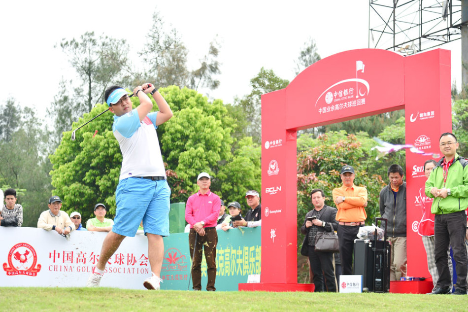 金色夕阳洒在广阔的球道与沙坑上,一名球童正眺望远方,构成一幅宁静而富有诗意的球场黄昏画卷