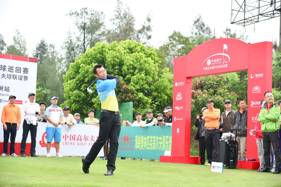 比赛结束后,球员与球童在果岭边亲切交流,共同回顾方才的击球策略,气氛轻松融洽