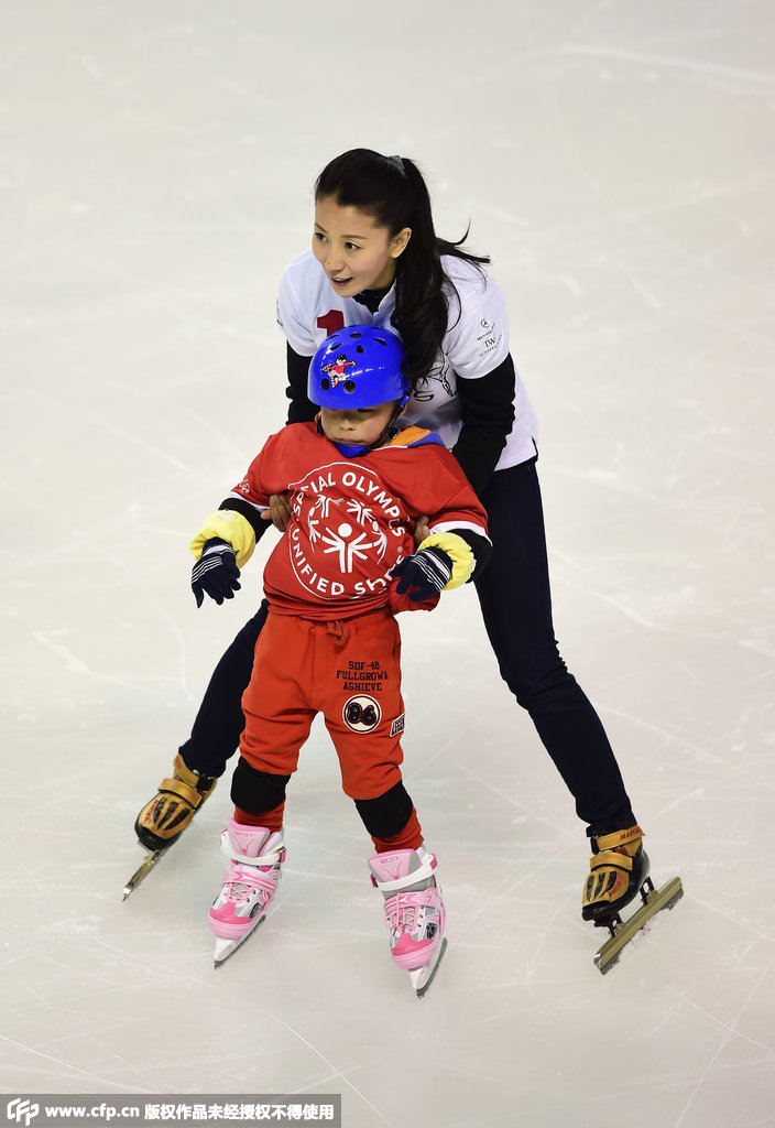 大杨扬同特奥队员冰上欢乐