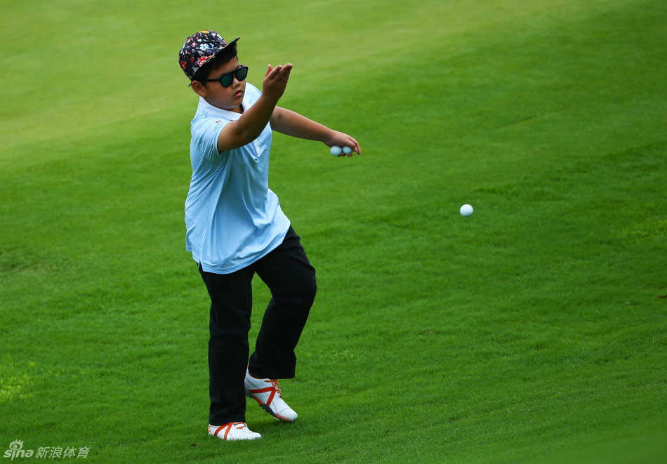 少年球手全神贯注地凝视远方，正准备挥出决定性的一杆，他的姿态沉着，充满力量与希望。