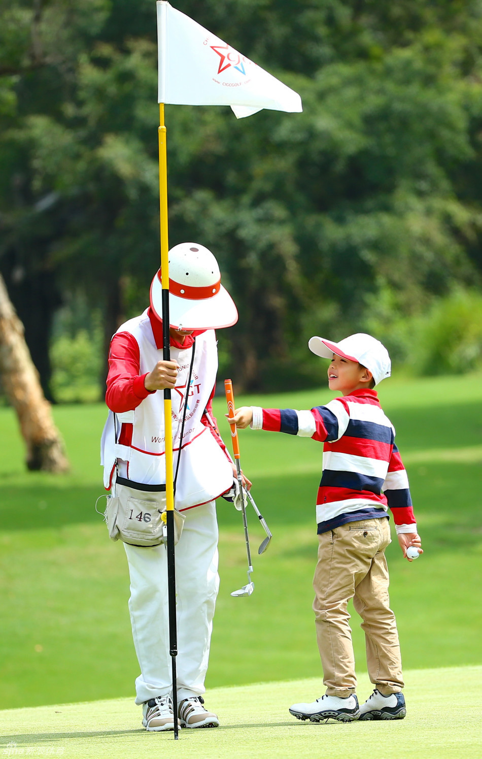小球员在沙坑中优雅地挥杆救球，沙粒飞扬的瞬间定格了技术与勇气，这是面对挑战毫不退缩的生动写照。