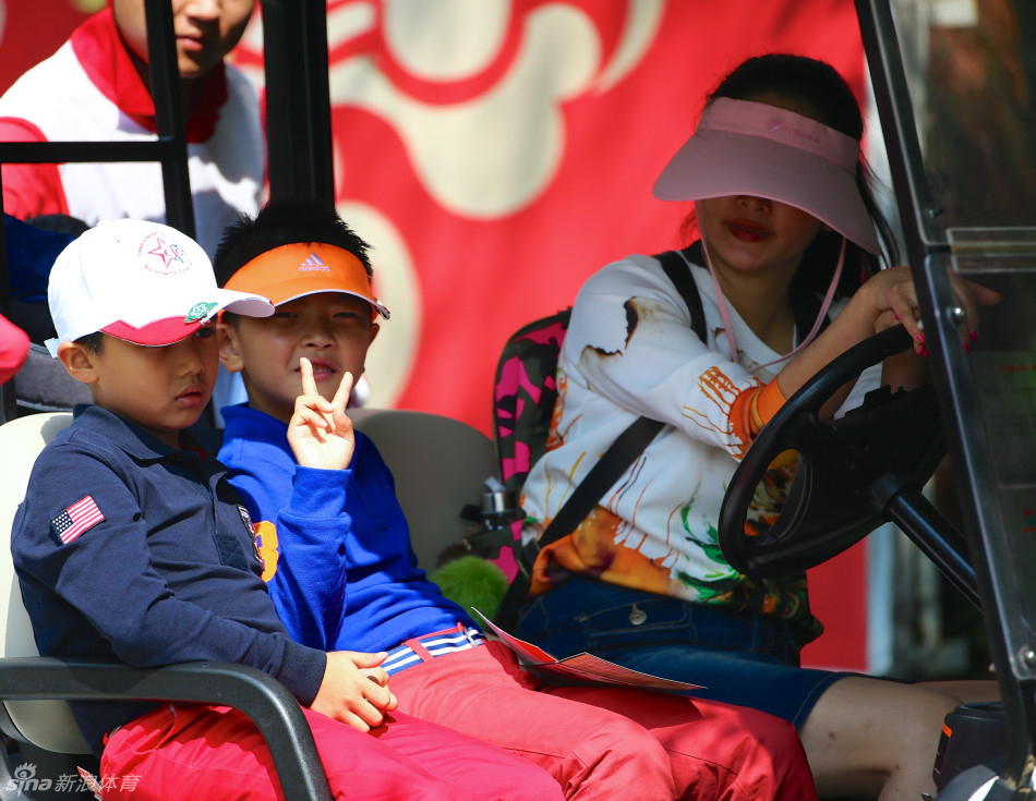 身着统一赛事服装的小选手们整齐列队参加开球礼，精神抖擞，展现了青少年高尔夫球员朝气蓬勃、纪律严明的良好风貌。