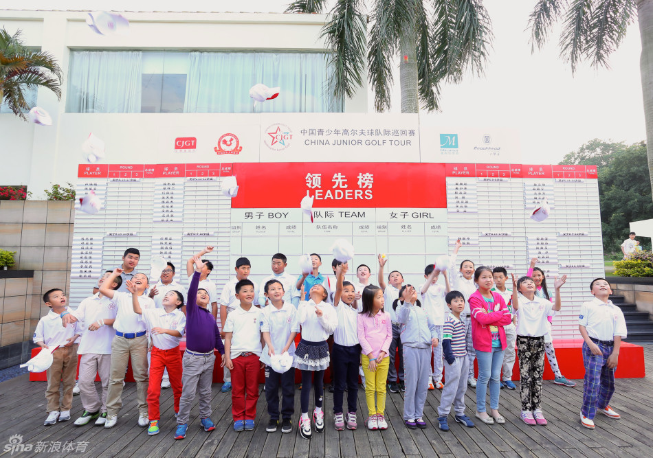 比赛间隙，一位小女孩在球场边欢快地奔跑，马尾辫随风飞扬，尽情享受着运动与自然带来的纯粹快乐，充满活力。