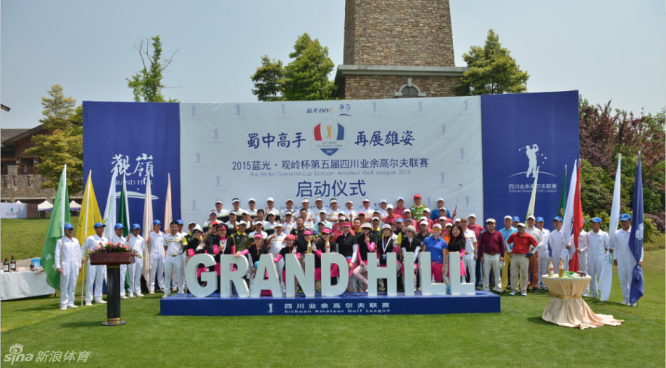 夕阳下，球员们漫步于如画球道，身影与自然融为一体，静谧而美好