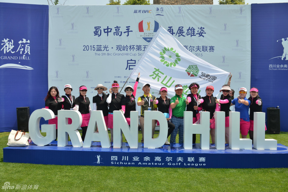 球队成员们昂首阔步走在球道上，背景是广阔的天空与绿地，气势如虹