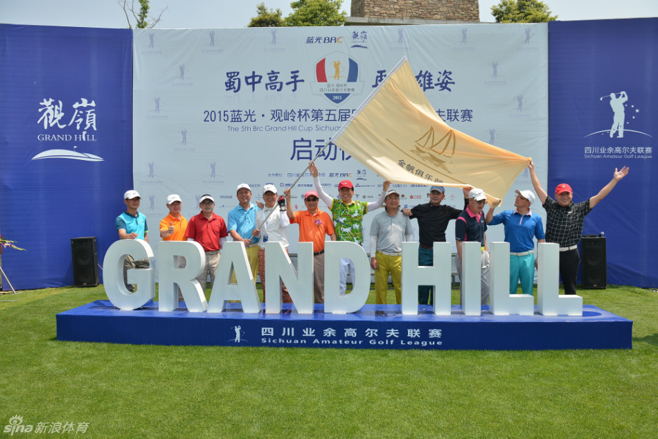 球员专注推杆，果岭线条分明，全场屏息凝神，等待那决定性的入洞一刻