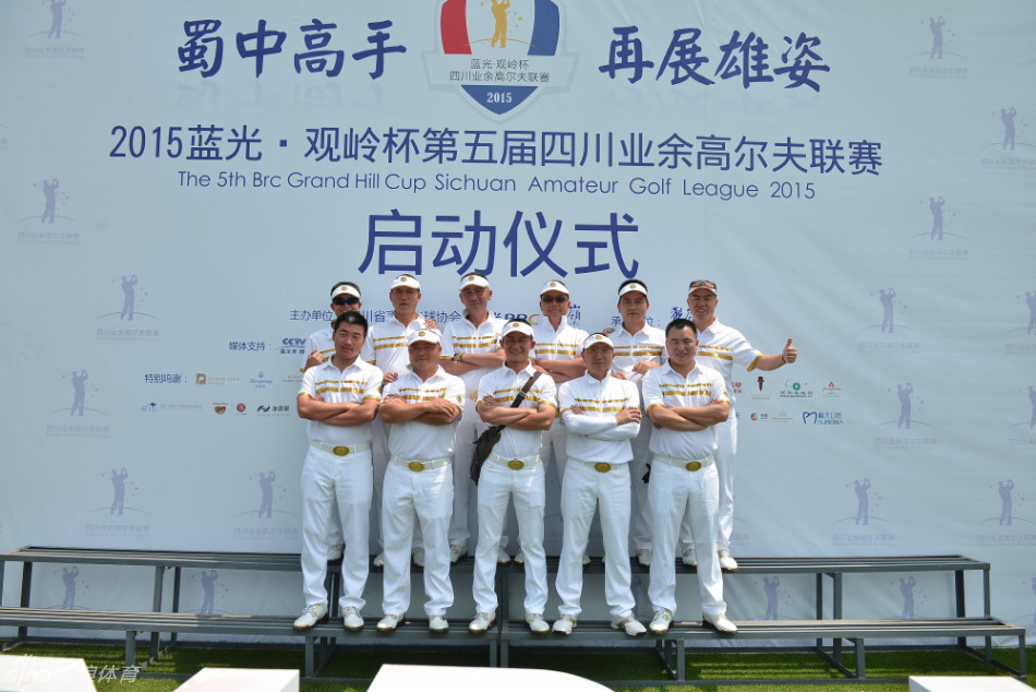 冠军奖杯旁环绕着签名球，象征荣誉与分享，凝聚赛事的高光与温情