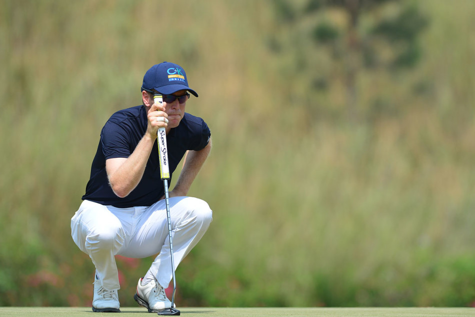 青少年选手在练习场专注地进行一号木开球训练，白色的球杆划出充满力量的弧线。