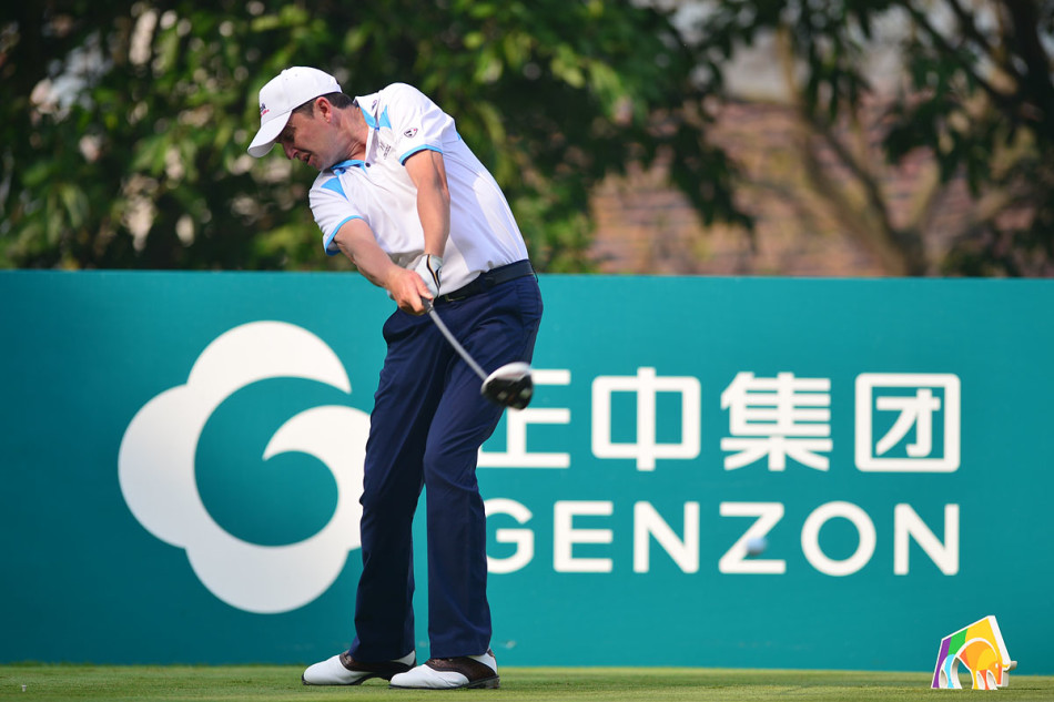 阳光洒在球道上，一位球员正以优雅流畅的动作完成开球送杆，球飞向远方的落点。