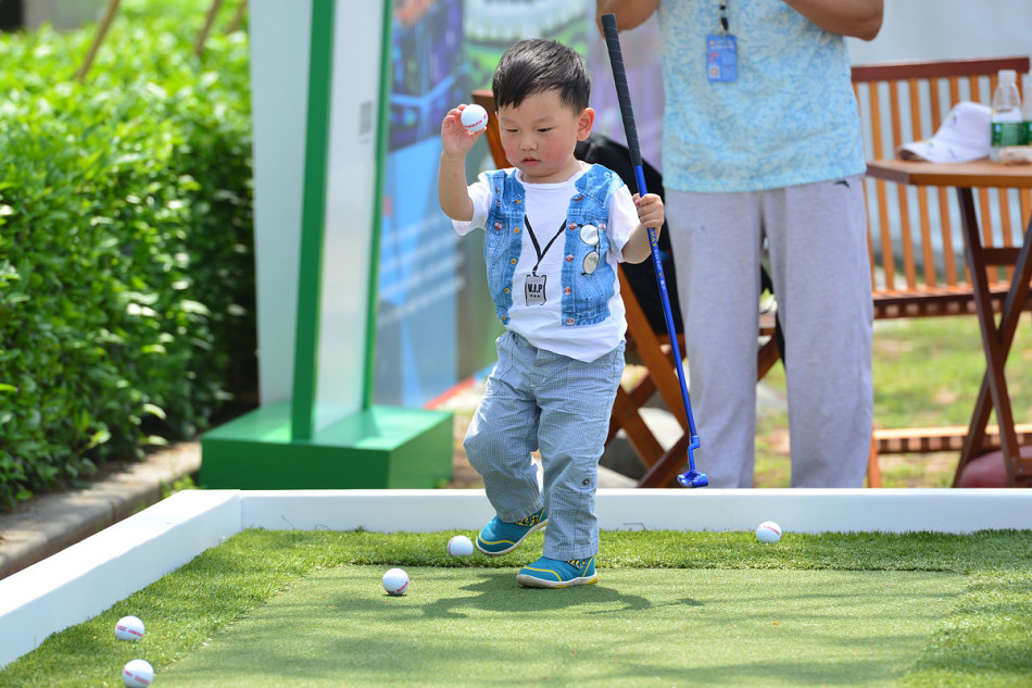 比赛间隙，球员走过蜿蜒于水岸之上的木质小桥，走向下一个发球台，心境也随之转换。