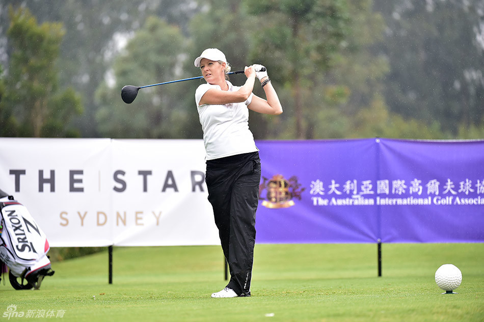 怀孕六个月的妮基·坎贝尔全神贯注地凝视果岭，她沉稳的姿态仿佛在与腹中的宝宝分享这宁静而专注的一刻。